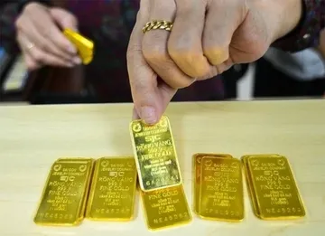 Khi nao ngan hang, doanh nghiep 'bom' vang ra thi truong? hinh anh