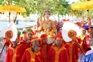 Trang phuc nguoi ganh quan tai 'muon' van hoa cung dinh? hinh anh