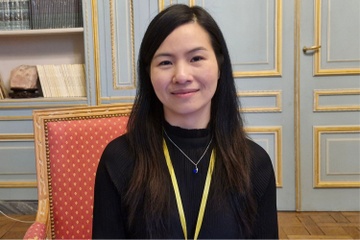 Nu tien si tai Dan Mach day con viet sach tieng Viet hinh anh