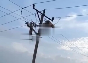 Hai người đàn ông bị điện phóng treo lơ lửng trên cột khi sửa điện