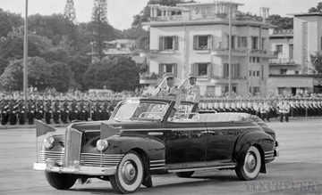 Hinh anh Dai tuong Vo Nguyen Giap trong le duyet binh 50 nam truoc hinh anh