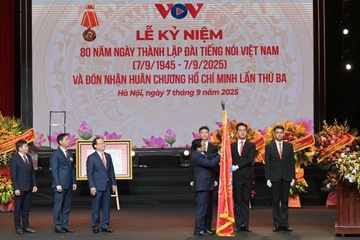 Dai Tieng noi Viet Nam don nhan Huan chuong Ho Chi Minh lan thu ba hinh anh