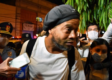Cuoc song cua Ronaldinho tai khach san 4 sao hinh anh