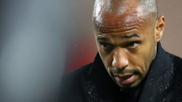 Cai loi Wenger, Henry nhan qua dang nhan tien hinh anh