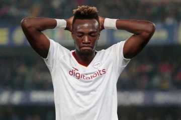 Mourinho noi gian voi cau thu Roma sau tran hoa hinh anh