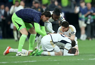 Nguoi hung cua Real Madrid khoc nuc no hinh anh