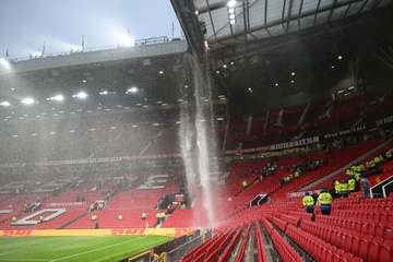 CDV MU phan no khi Old Trafford dot nang hinh anh