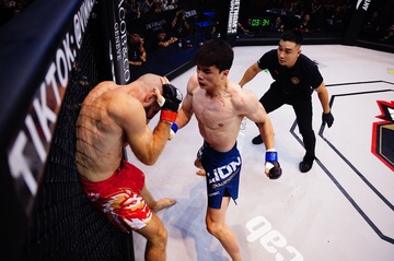 Vo si MMA Viet Nam ha guc doi thu nguoi Duc hinh anh