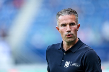 Doi cua Van Persie bi huy diet 1-9 hinh anh