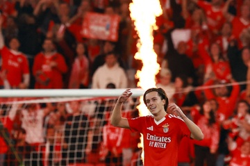 Hanh lang trai Man Utd goi ten Fernandez hinh anh