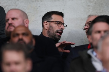 Van Nistelrooy doi mat thu thach khac nghiet o Leicester hinh anh