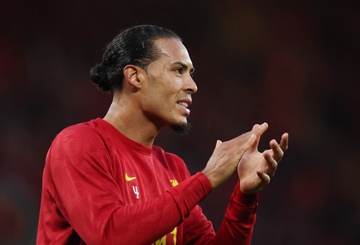 Liverpool phai giu Van Dijk bang moi gia hinh anh