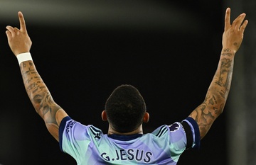 Jesus tai hien 'con dien' ghi ban cua Van Persie tai Arsenal hinh anh