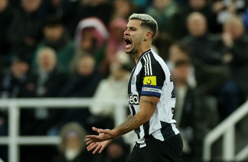 Guimaraes lam be mat dan sao tuyen giua Arsenal hinh anh