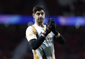 Cerezo cong kich Courtois: 'Cau ta nen ngam mieng lai' hinh anh