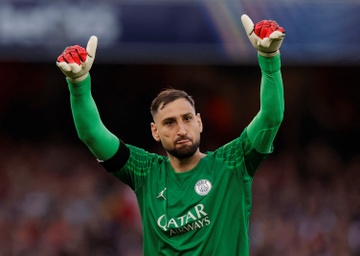 Donnarumma nam giu van menh PSG hinh anh