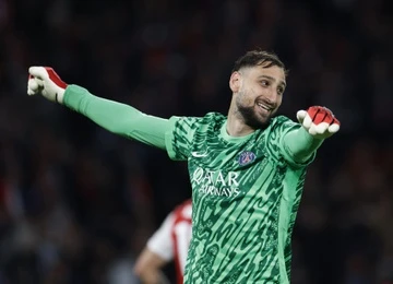 Vi sao Saka cu nhin thay Donnarumma la run ray hinh anh