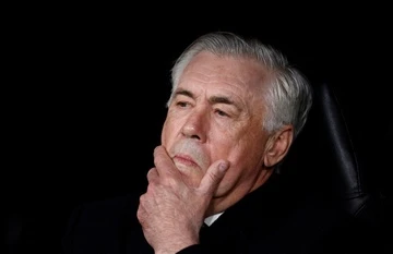 Pha bong gay sung sot o El Clasico cho thay Ancelotti da dung hinh anh
