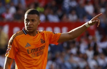 Giua do nat, Mbappe van ruc chay hinh anh
