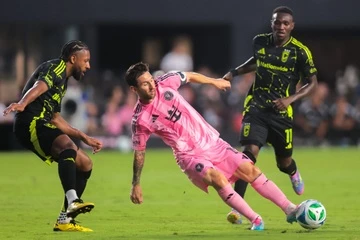 Messi rê bóng lừa cả đồng đội Busquets