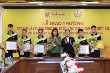Bong ban CAND-T&T nhan thuong lon hinh anh