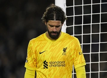 Liverpool nhan de nghi kho tin ve Alisson hinh anh