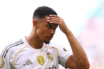 Trent mat chat trong ngay dau khoac ao Real Madrid hinh anh