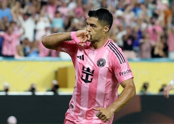 Ngay Suarez lam lu mo Messi hinh anh