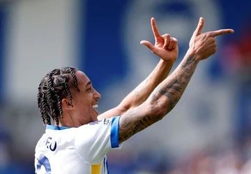 Brighton bán bốn, Chelsea sập bẫy vàng
