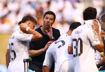 Xabi Alonso choi van co sinh tu voi PSG hinh anh