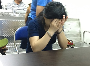 Nuoc mat muon mang cua nguoi me cho con uong thuoc tru sau hinh anh