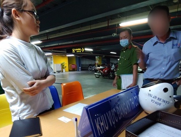 Phong vien Zing bi giu 2 gio khi tac nghiep vu phan lan o Tan Son Nhat hinh anh