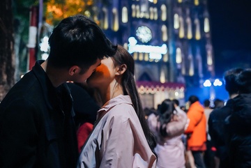 Bien nguoi do ve Nha tho Lon dem Noel hinh anh