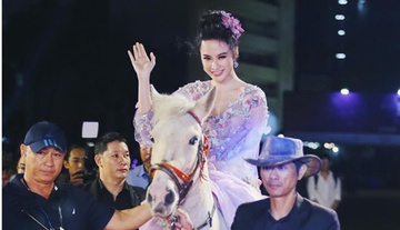 Angela Phuong Trinh cuoi ngua tren tham do Zing Music Awards hinh anh