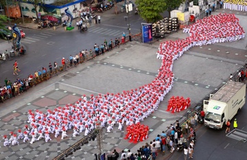 1.000 nu sinh mac ao dai, xep hinh ban do Viet Nam tren pho di bo hinh anh