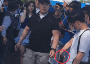 Sao nu Han bi nhan vien ban to chuc chup anh quay roi giua su kien hinh anh