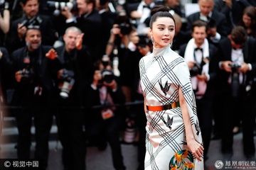 Pham Bang Bang mac vay o cua tren tham do LHP Cannes hinh anh