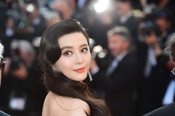 Pham Bang Bang quyen ru va hut ong kinh tren tham do Cannes hinh anh