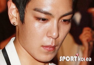 Toa an cong bo ngay T.O.P (Big Bang) ra toa du anh dang hon me hinh anh