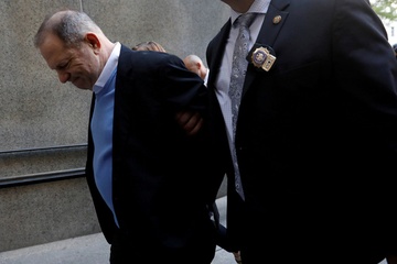 Harvey Weinstein bi cong tay khi hau toa vi cao buoc cuong hiep hinh anh