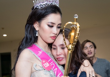 Hoa hau 18 tuoi Tran Tieu Vy va me om nhau khoc trong hau truong hinh anh