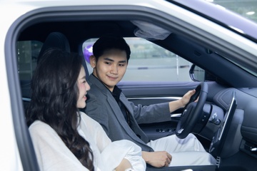 Ngan sach 500 trieu dong, mua oto nao cho doi vo chong tre? hinh anh