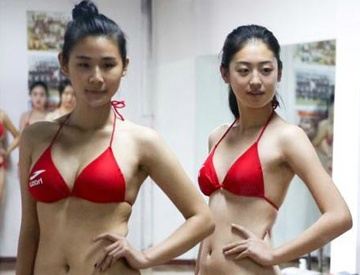 Thi sinh tao dang voi bikini de thi vao truong nguoi mau hinh anh