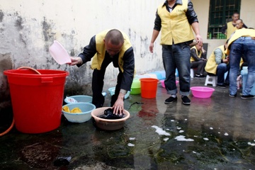 Mot ngay trong nha tu o Trung Quoc hinh anh