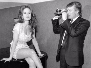 Xuat hien them video 'nguoi lon' co ong Trump hinh anh