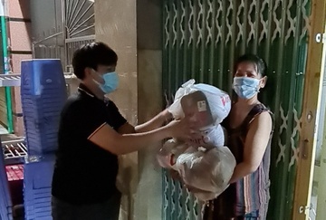 Hang nghin nguoi dan thi xa Tan Uyen nhan hang cuu tro trong dem hinh anh