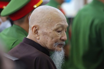 Ong Le Tung Van phan bac cao trang hinh anh