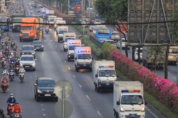 Doan xe dan giai cac bi cao lien quan vu Van Thinh Phat den toa hinh anh