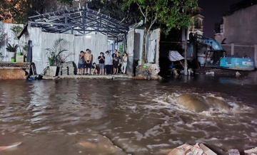 Nuoc dang cao, dan chung cu o TP.HCM hoi ha chuyen do giua dem hinh anh