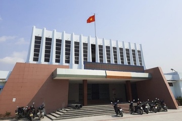 Giam doc Trung tam Van hoa - The thao huyen dot tu khi dang phat bieu hinh anh